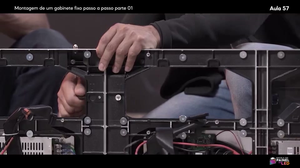 Montagem de um gabinete de painel de LED, com componentes e conexões em detalhe